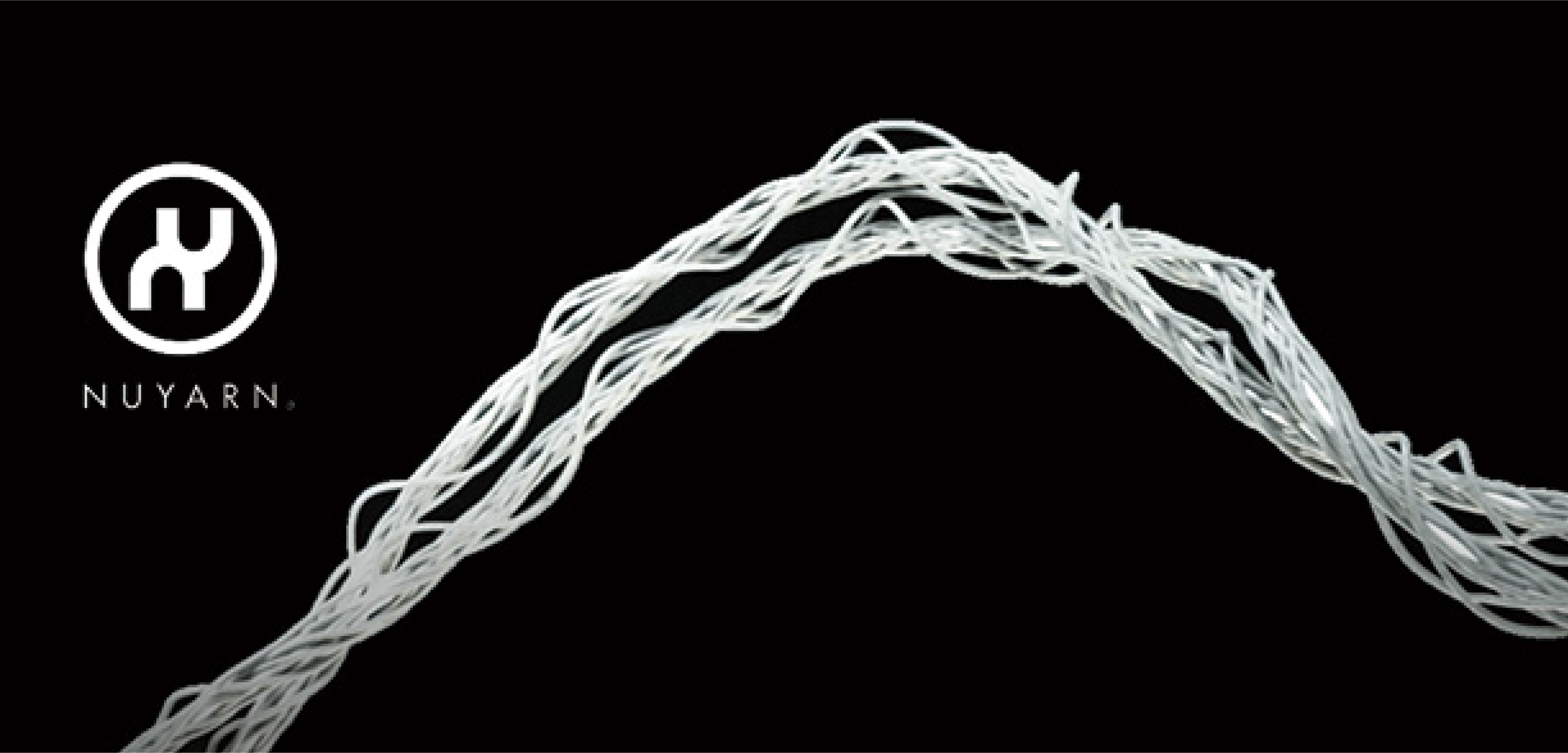 雪山の稜線を歩くハイカー